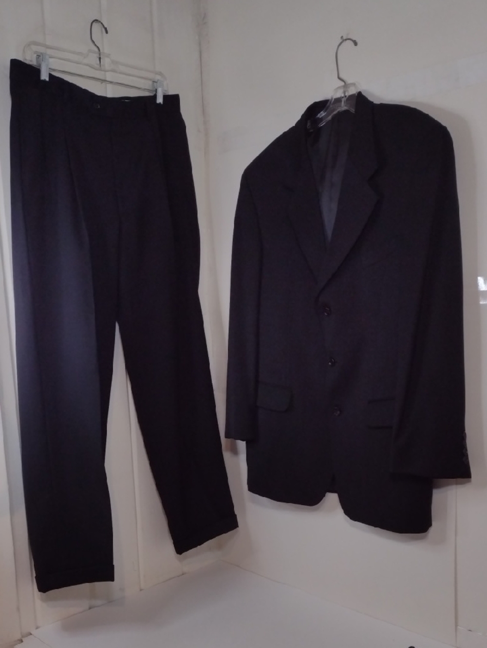 Albertrt Nipon Black Men's Two-Piece Suit Blazer & Trousers (42.R)
